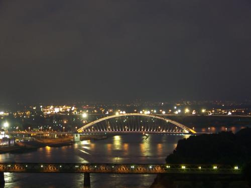 Bratislava bei Nacht (slovac_republic_100_3698.jpg) wird geladen. Eindrucksvolle Fotos aus der Slowakei erwarten Sie.